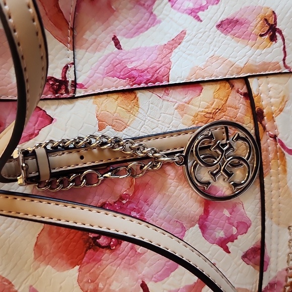 NWOT Guess Feminie Rosette Floral Shoulder Bag and Wallet Set - Picture 7 of 16